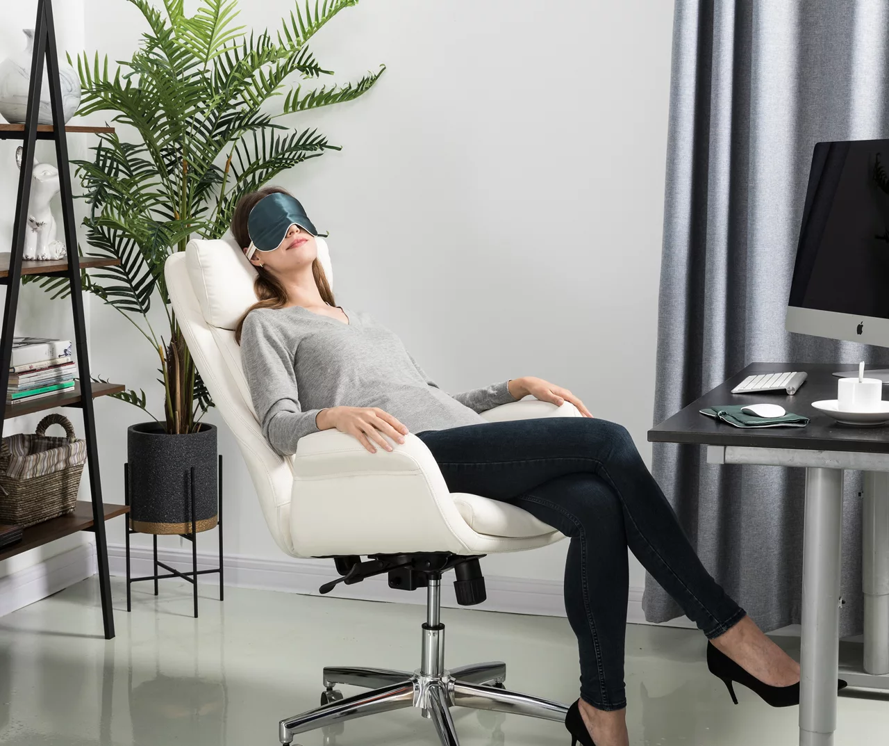 Cream Mid-Century Modern Faux Leather Executive Office Chair - Image 3